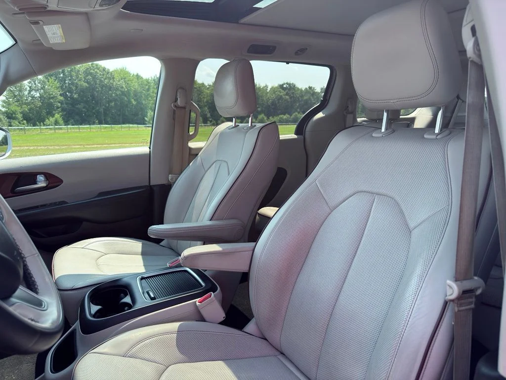 Used 2017 Silver Chrysler Limited image 27