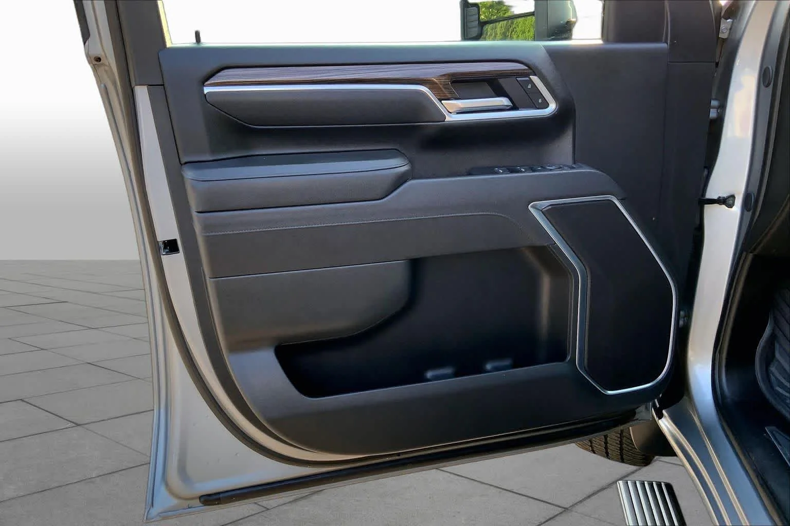 Used 2025 Sterling Gray Metallic Chevrolet LT image 21