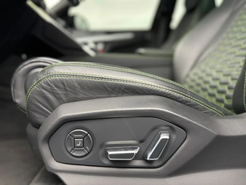 Used 2022  Lamborghini Sport Utility 4D image 27