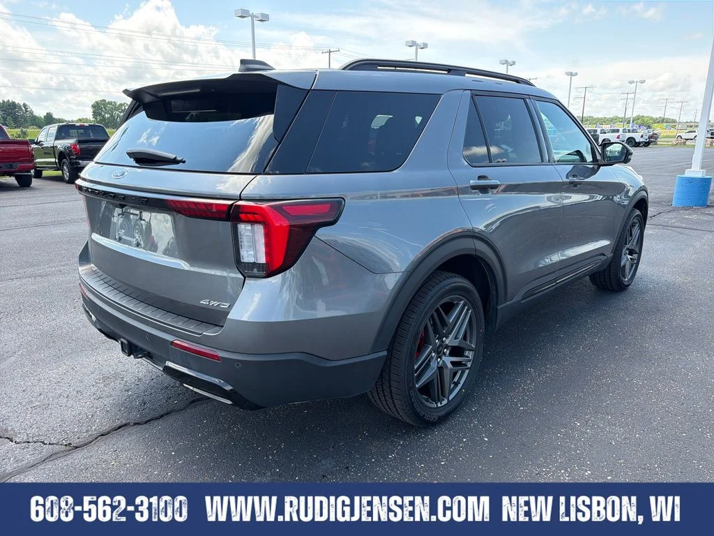 Used 2025 Gray Ford ST-Line image 5