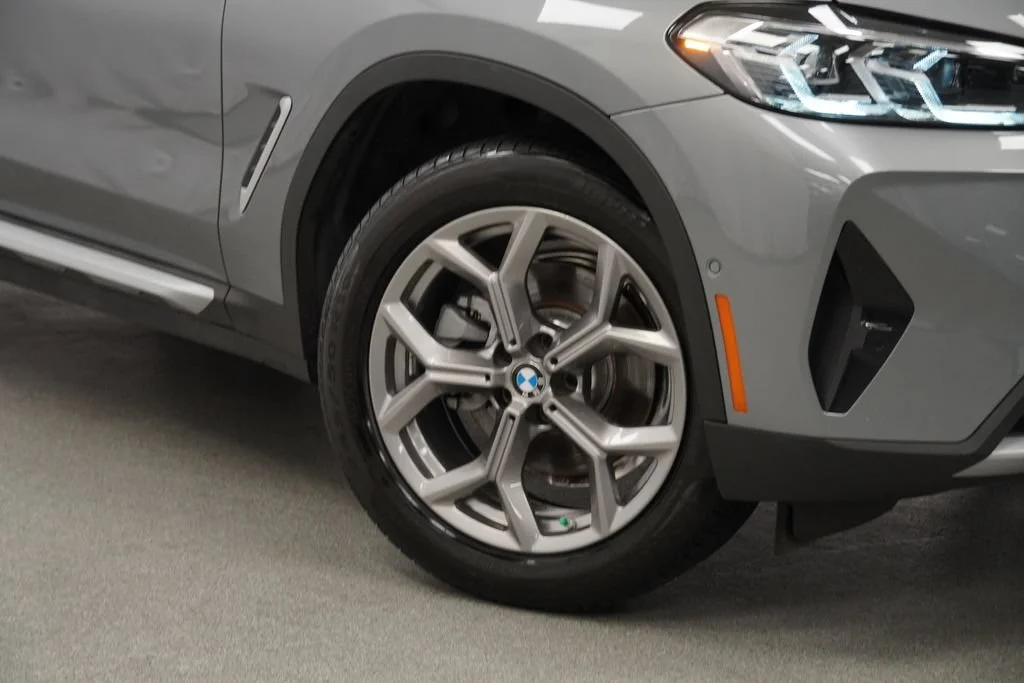 Used 2024 Gray BMW xDrive30i image 10