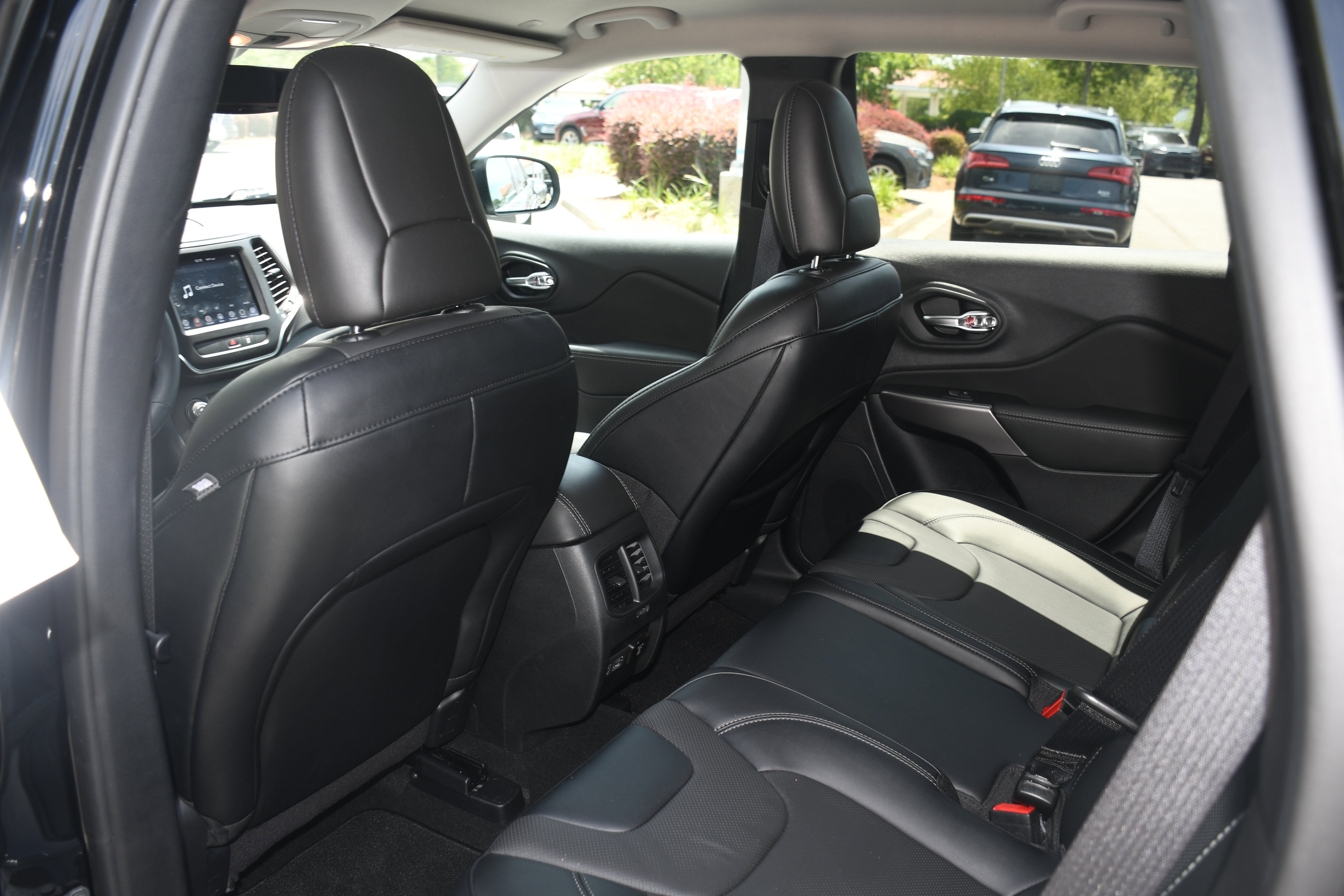 Used 2022 Black Jeep Latitude Lux image 14