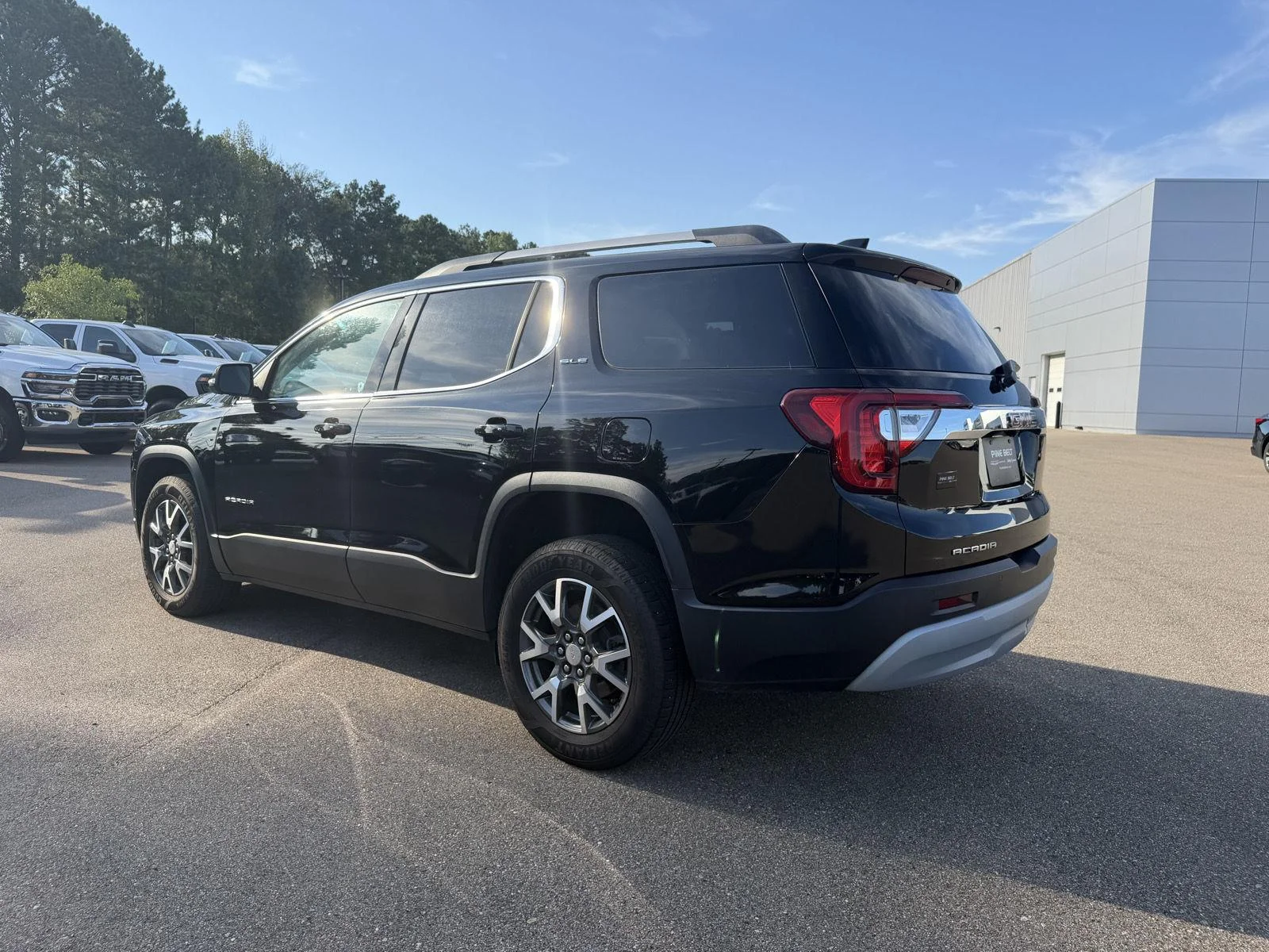 Used 2021 Ebony Twilight Metallic GMC SLE image 4