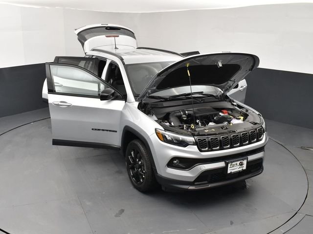 New 2026 Silver Zynith Metallic Clearcoat Jeep Latitude image 24