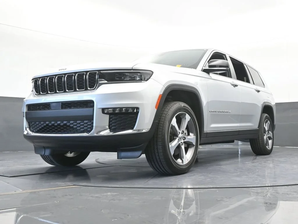Used 2025 Silver Jeep Limited image 57