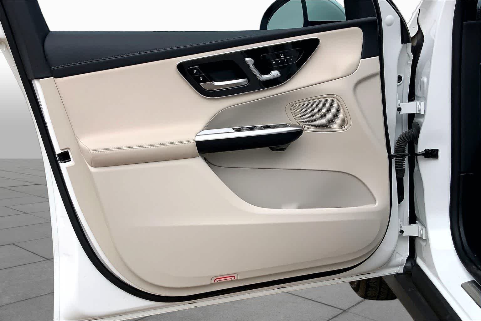 Used 2025 Polar White Mercedes-Benz GLC 300 image 22