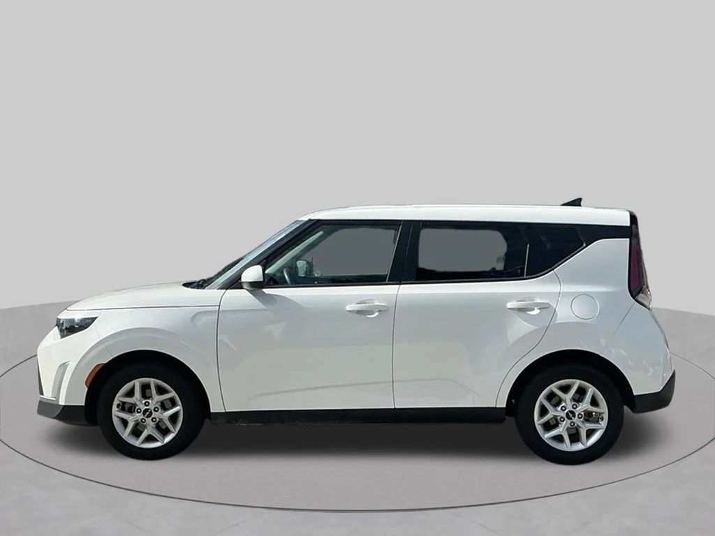 Used 2025 White Kia LX image 4