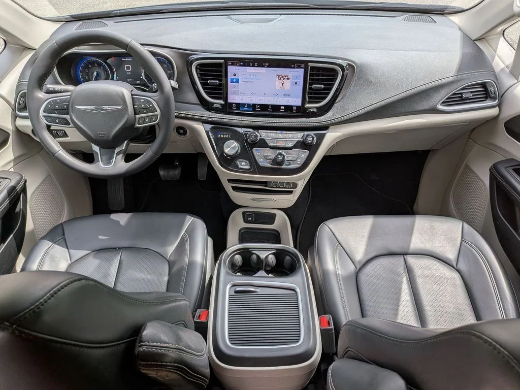 Used 2023 White Chrysler Touring L image 20