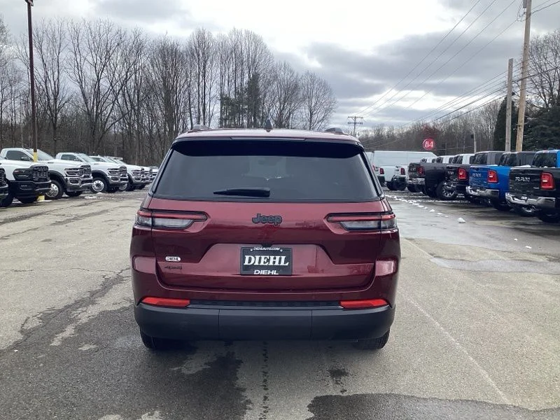New 2025 Velvet Red Pearl-Coat Exterior Paint Jeep Altitude X image 6