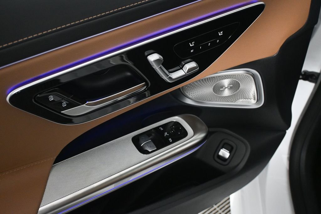 New 2026 MANUFAKTUR Moonlight White Metallic Mercedes-Benz CLE 300 image 8