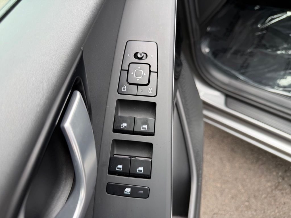 Used 2023 Steel Gray Kia Wind image 12