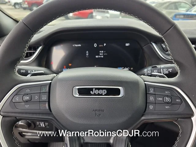 New 2026 Bright White Clear-Coat Exterior Paint Jeep Laredo image 22