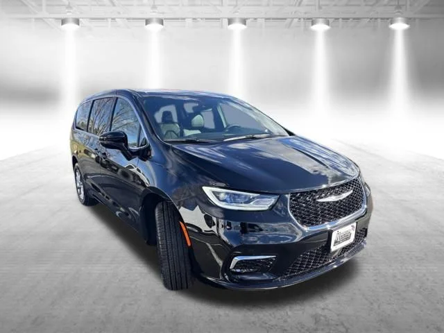 New 2026 Diamond Black Crystal Pearl-Coat Exterior Paint Chrysler Select image 3