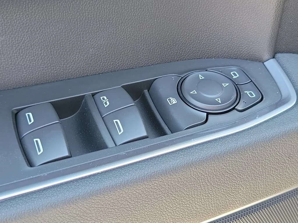 New 2026 Summit White Chevrolet LT (2FL) image 21