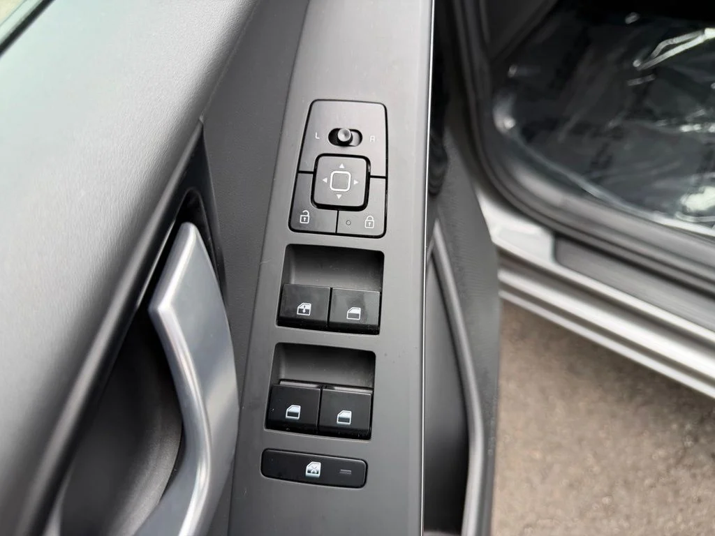 Used 2023 Steel Gray Kia Wind image 12