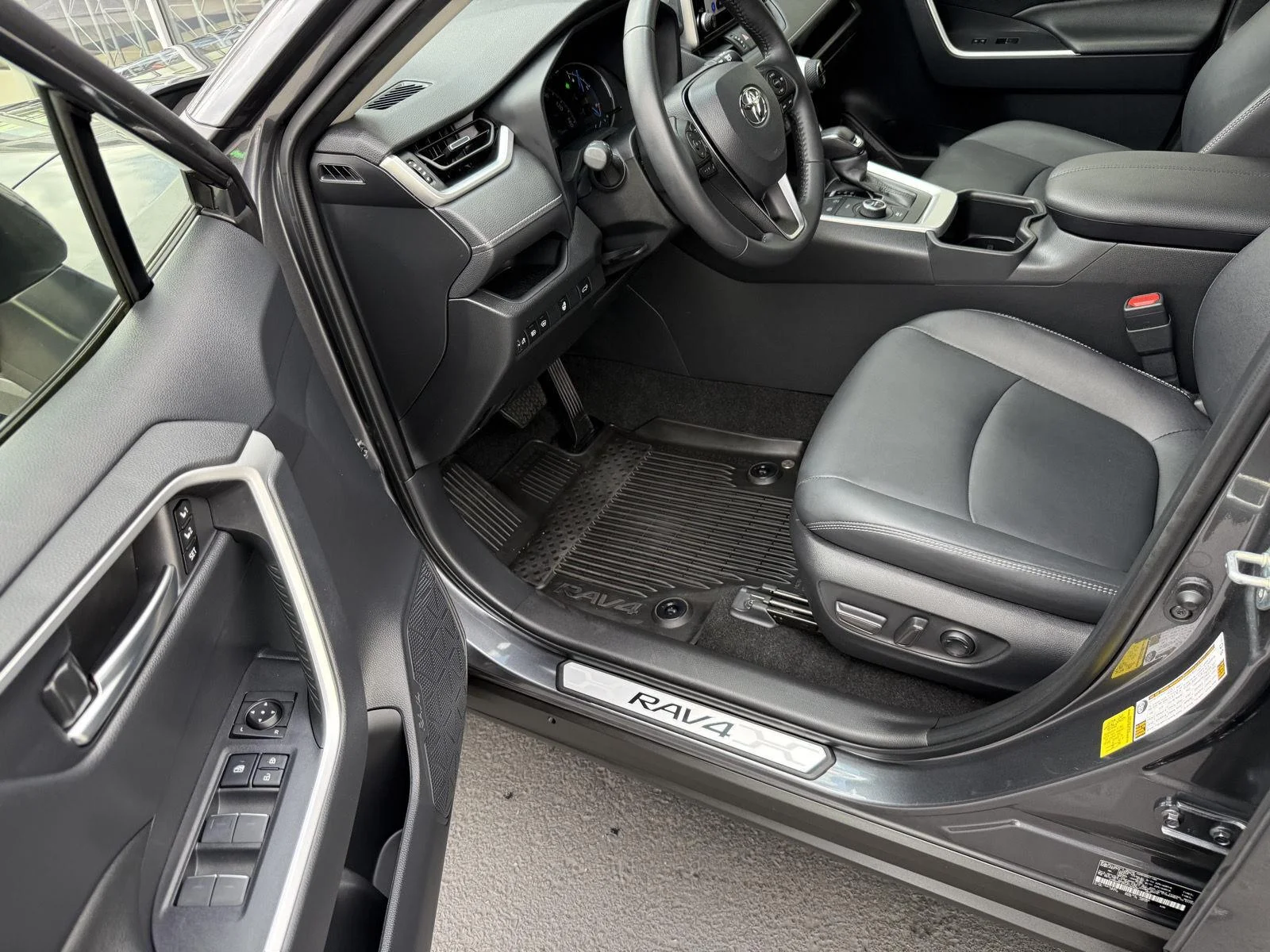 Used 2025 Magnetic Gray Metallic Toyota Hybrid XLE Premium image 13