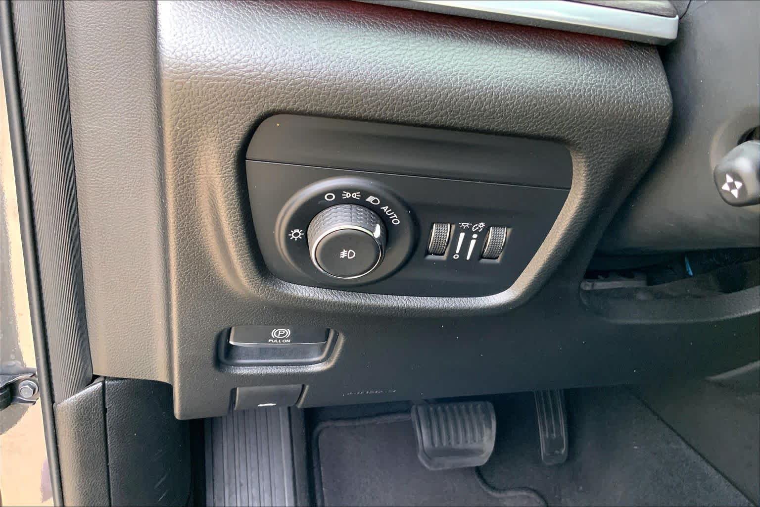 Used 2022 Baltic Gray Metallic Clearcoat Jeep Overland image 32