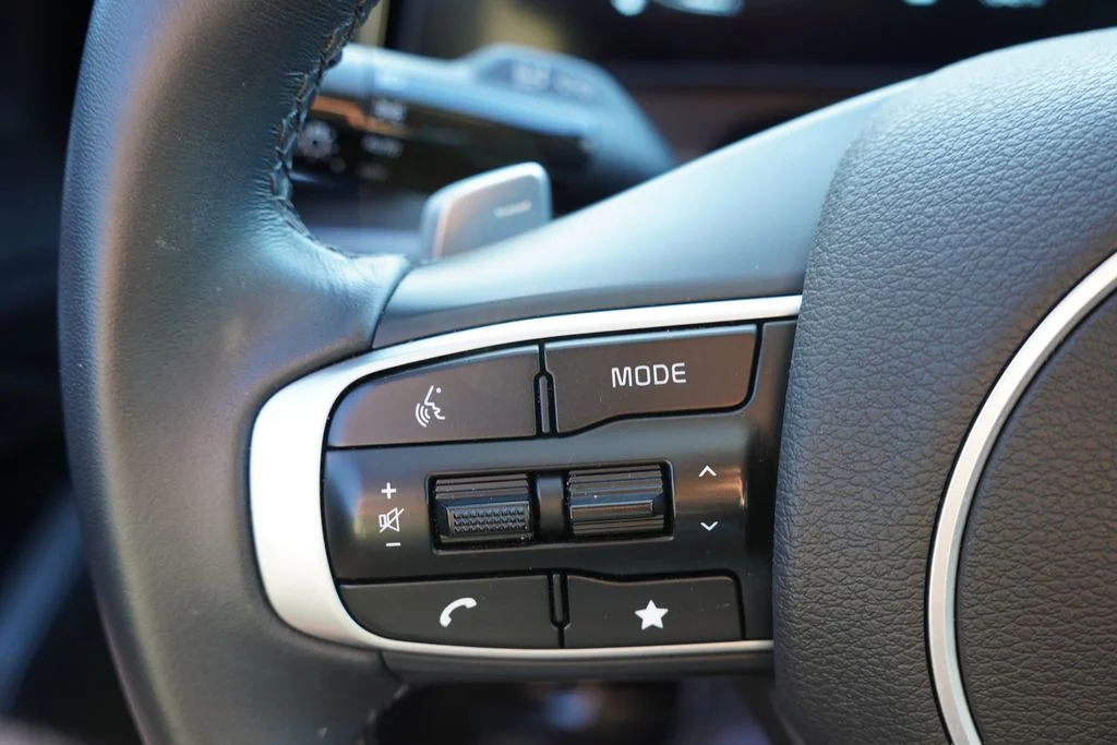 Used 2025 Snow White Pearl Kia EX image 32