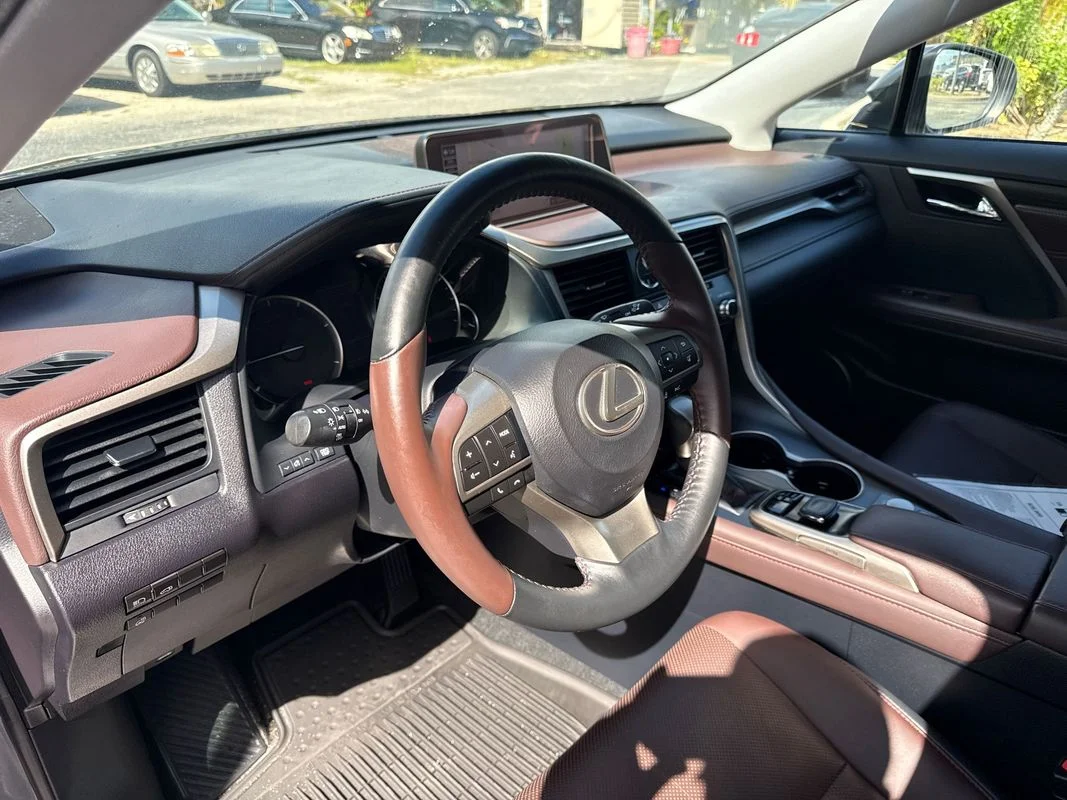 Used 2017  Lexus  image 10