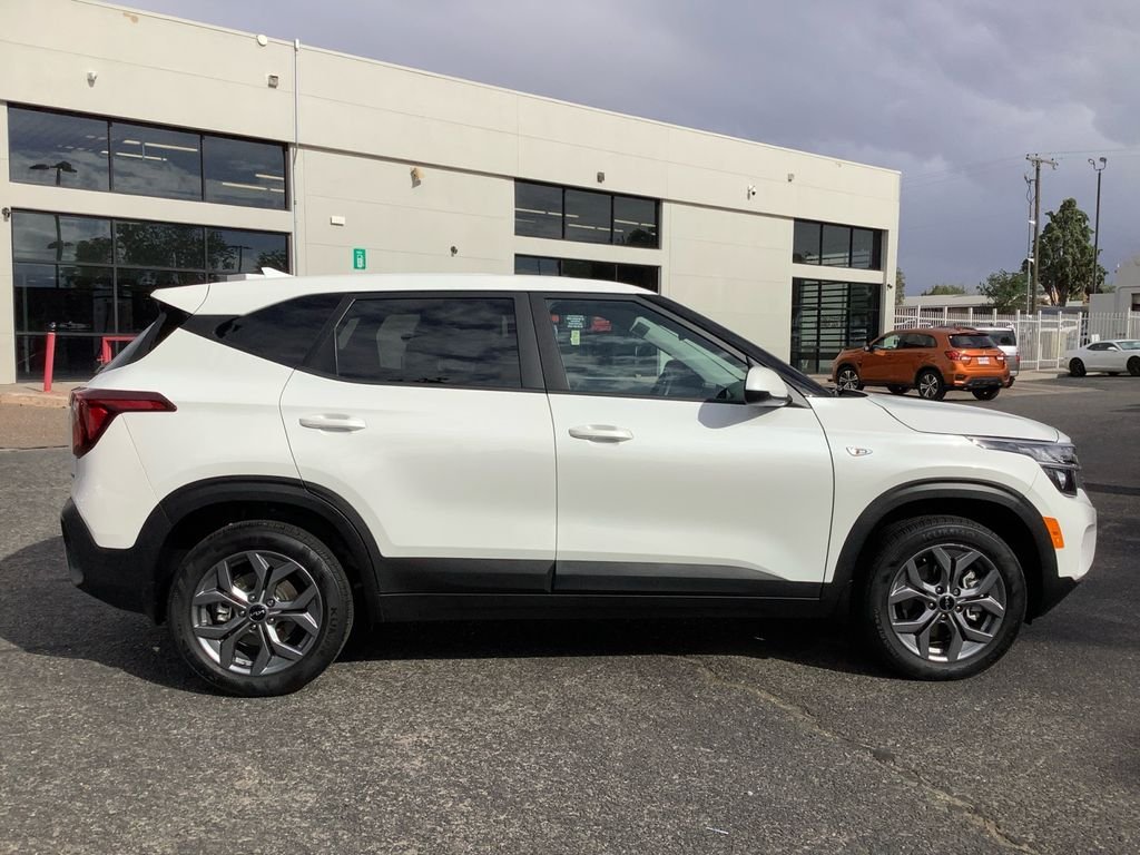 Used 2025 White Kia LX image 24