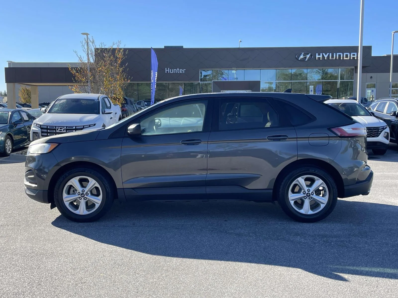 Used 2020 Magnetic Metallic Ford SE image 25