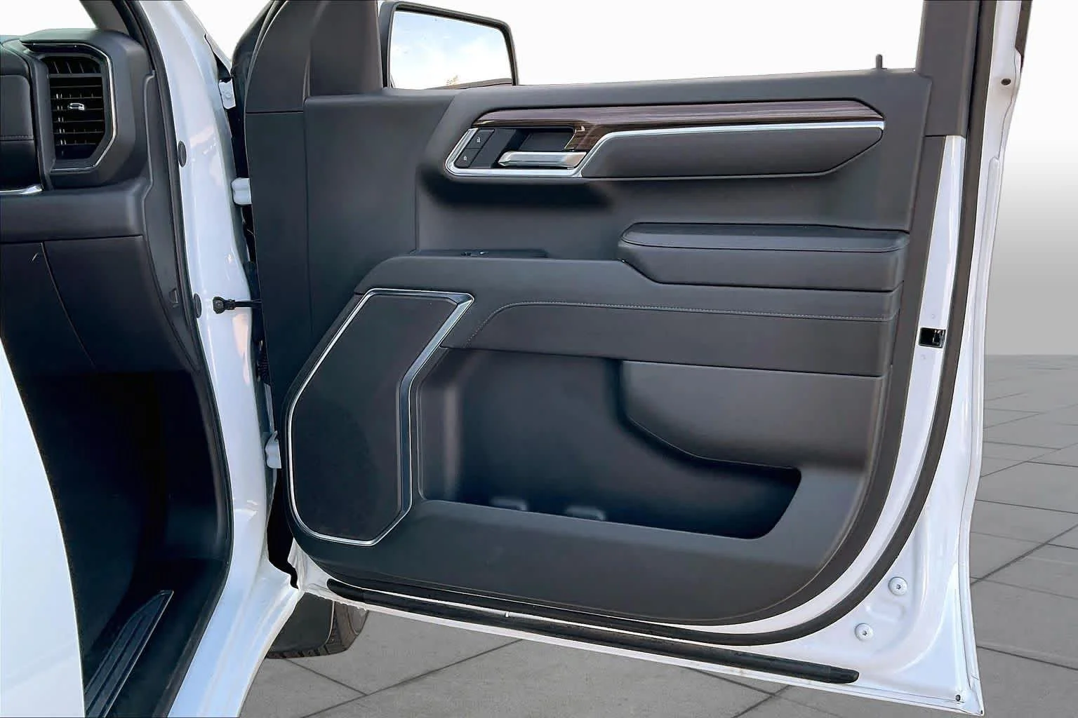 Used 2025 Summit White Chevrolet LT image 20