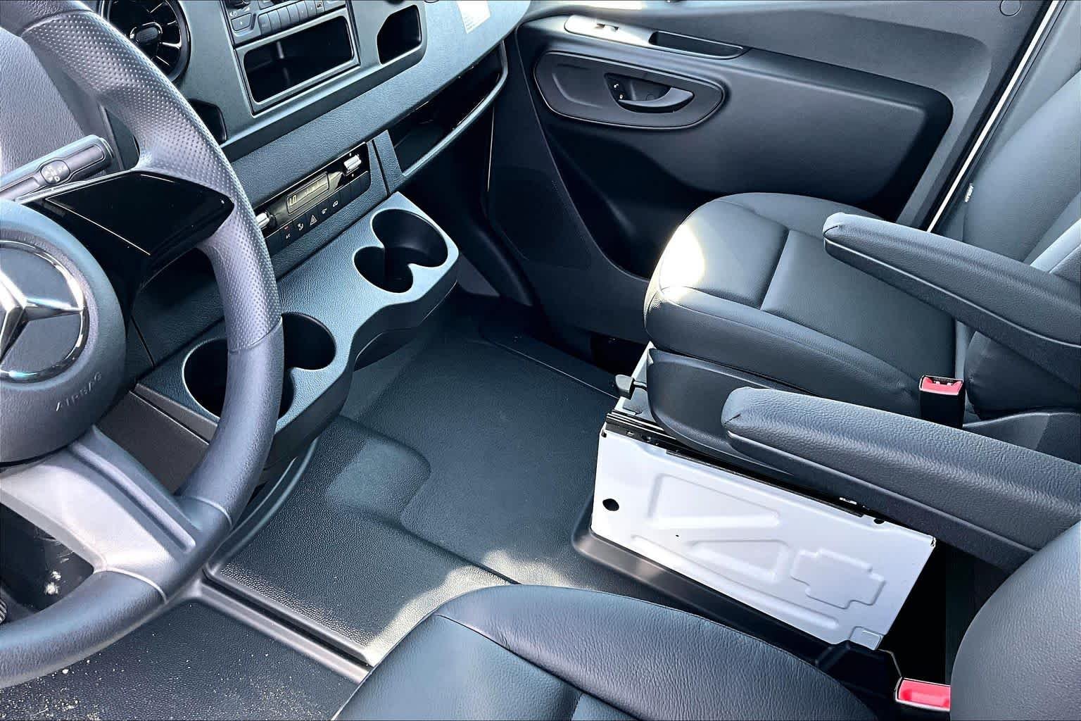 New 2025 Arctic+White Mercedes-Benz  image 8
