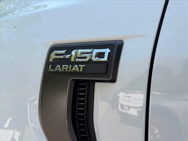 Used 2023  Ford Lariat image 28
