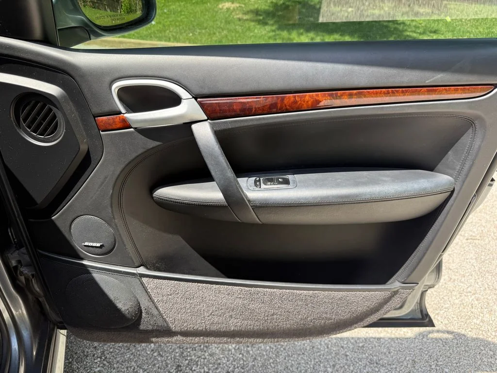 Used 2005  Porsche Turbo image 25