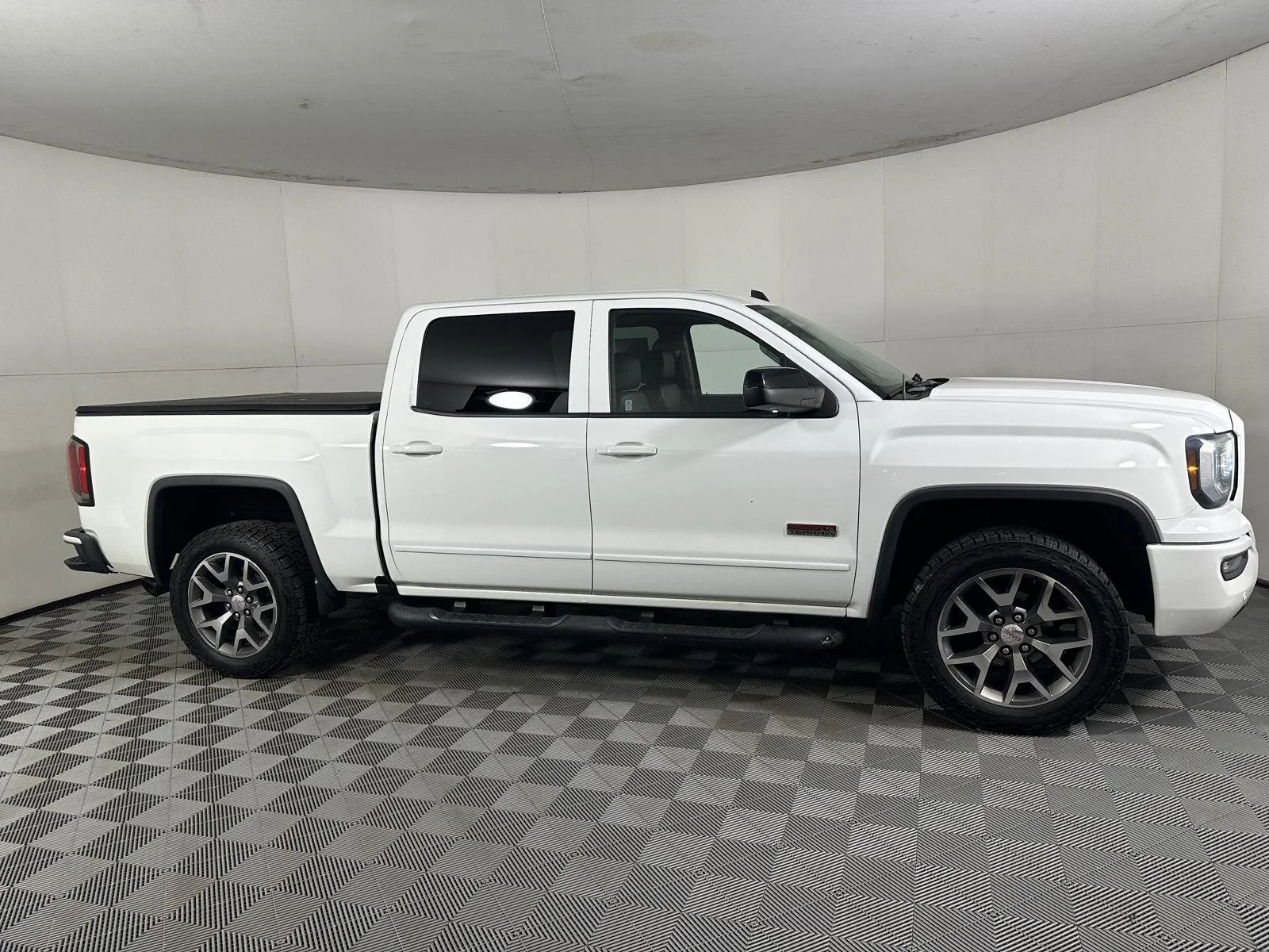 Used 2018 Summit White GMC SLT image 26