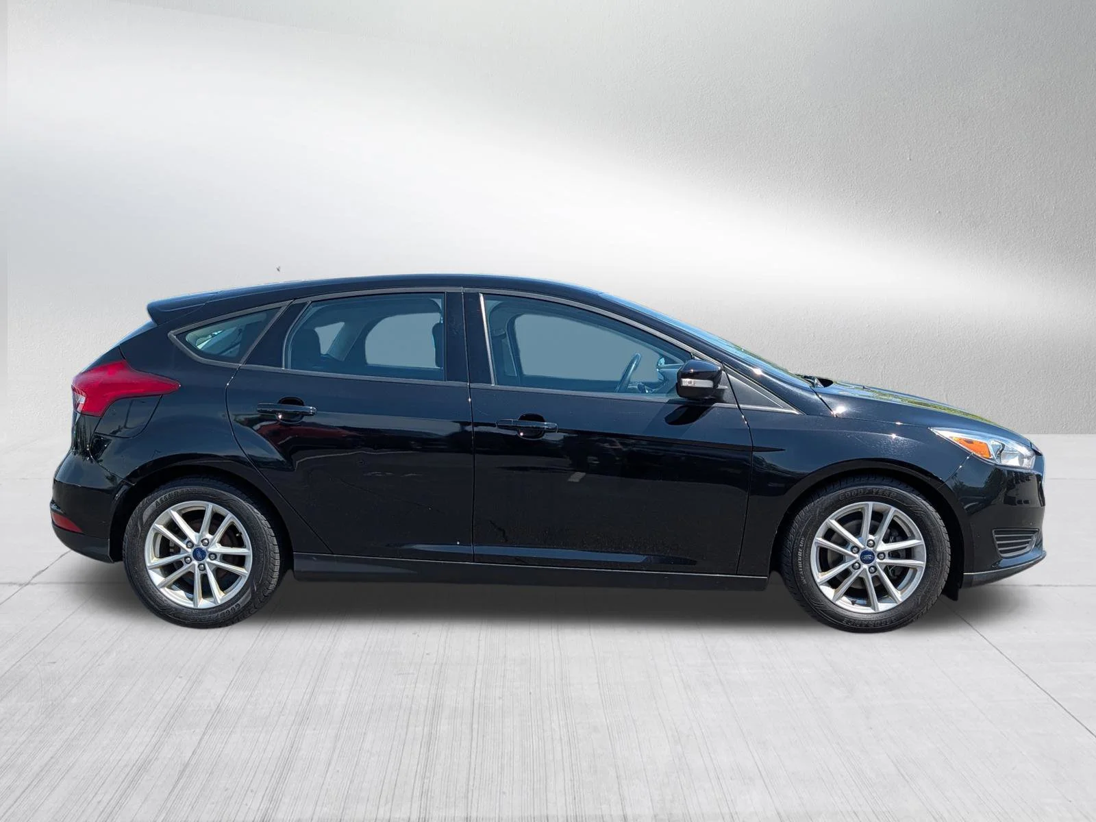 Used 2017 Ford Focus SE with VIN 1FADP3K2XHL245384 for sale in Bloomington, MN