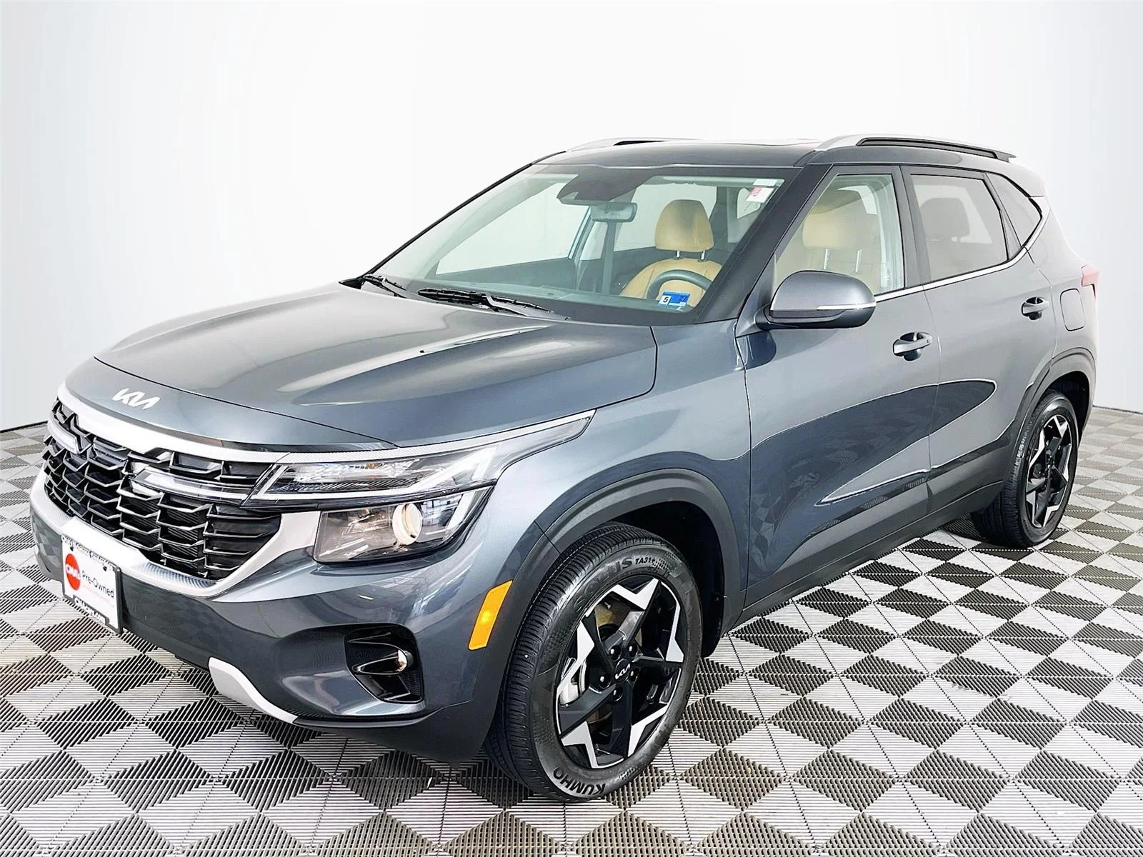 Used 2025 Gravity Gray Kia EX image 3