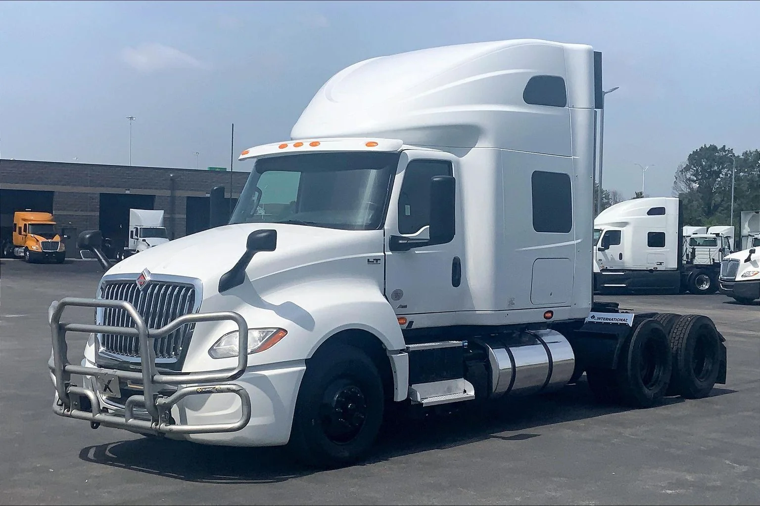 Used 2023 White International  image 2