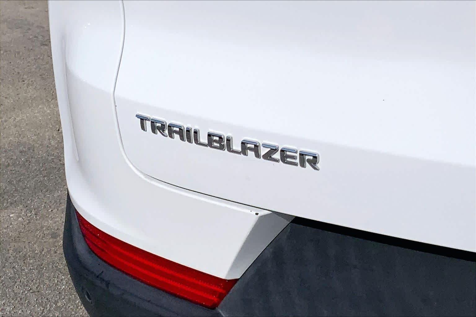 Used 2021 Summit White Chevrolet LT image 27