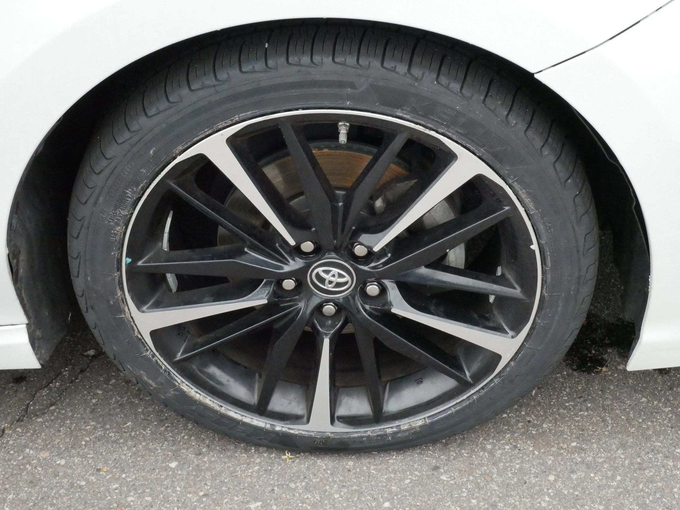 Used 2019 Wind Chill Pearl/Midnight Black Metallic Toyota XSE V6 image 15