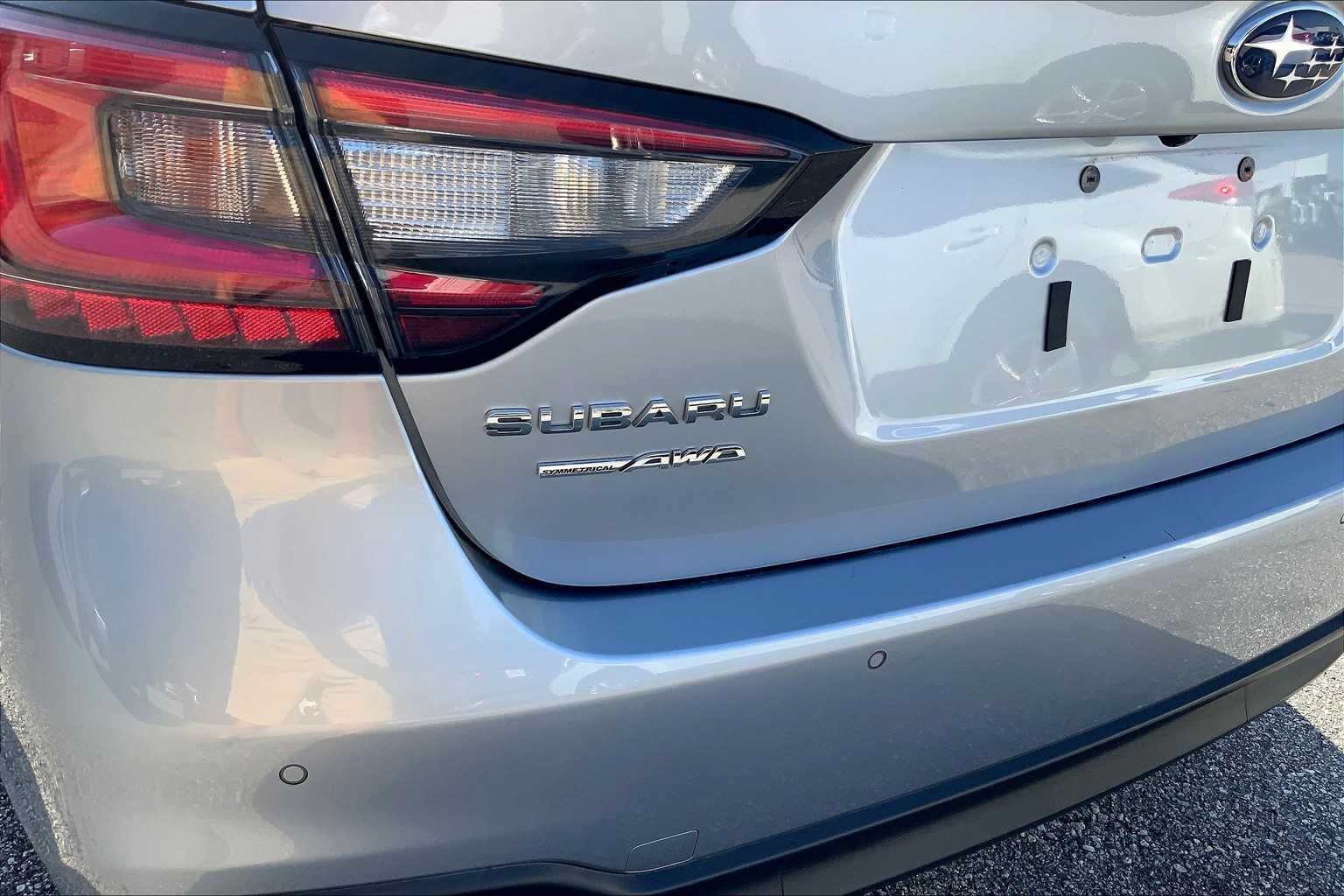Used 2023 Ice Silver Metallic Subaru Limited image 31