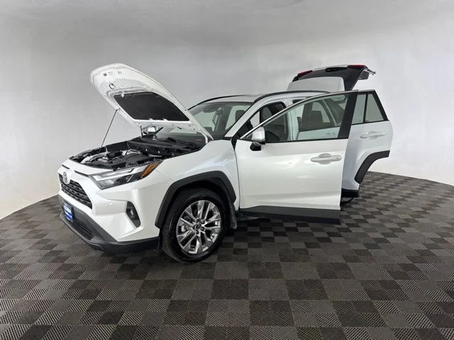 Used 2025 Beige Toyota XLE Premium image 12