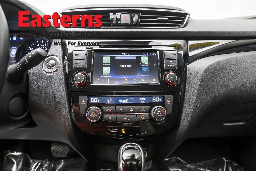 Used 2022 Silver Nissan SL image 12
