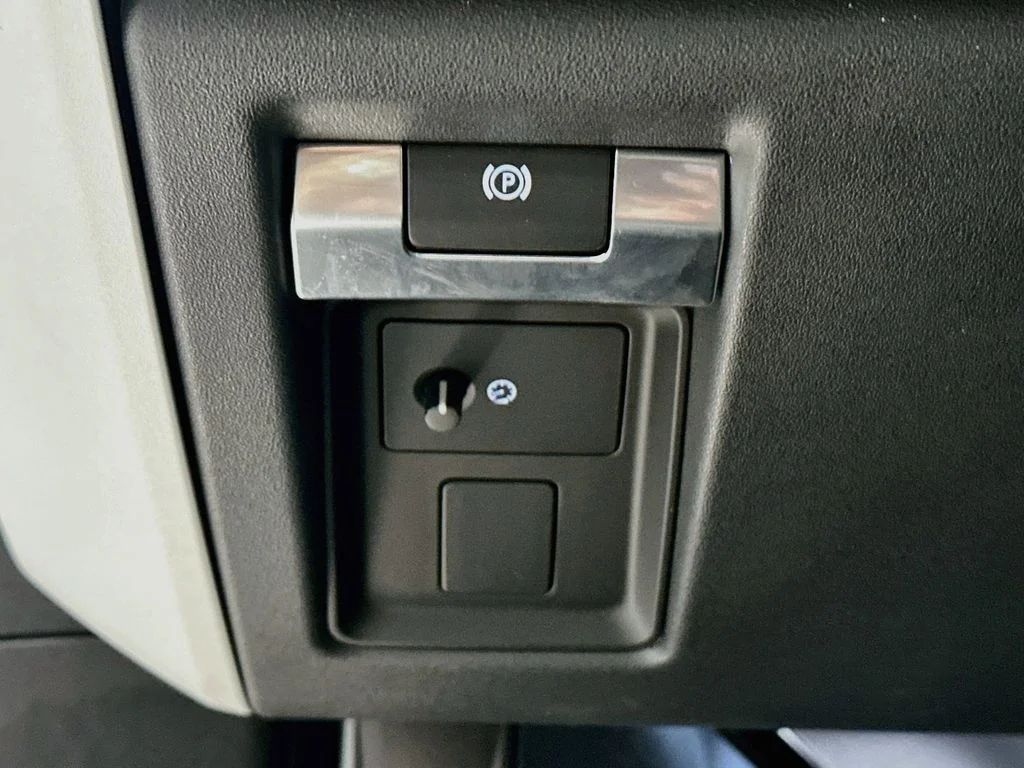Certified Used 2025 Fuji White Land Rover X-Dynamic SE image 11
