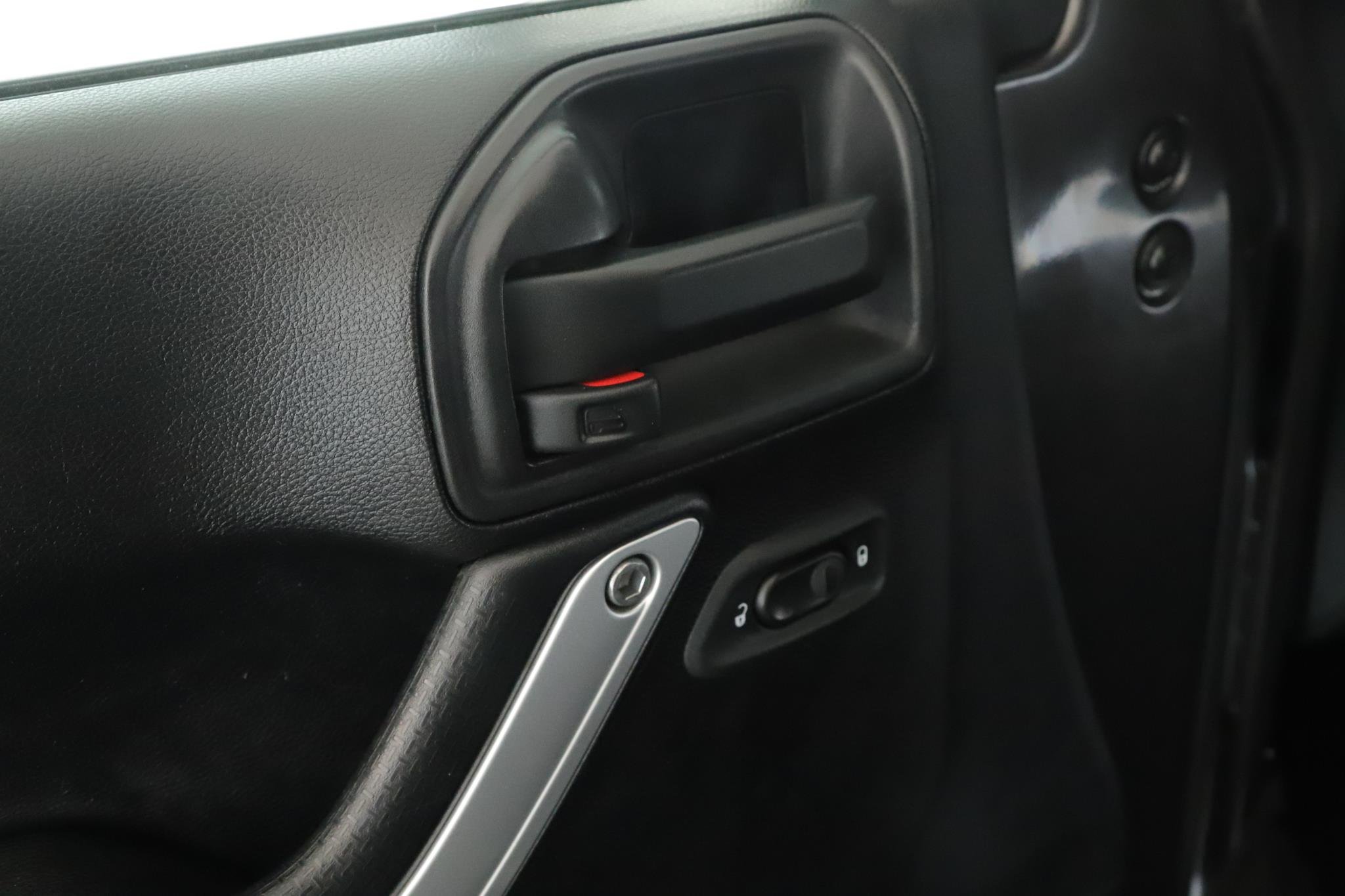 2014 Jeep Wrangler Unlimited Sahara - Photo 6