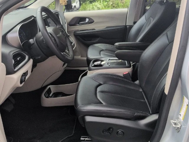 Used 2024 Silver Chrysler Touring L image 22