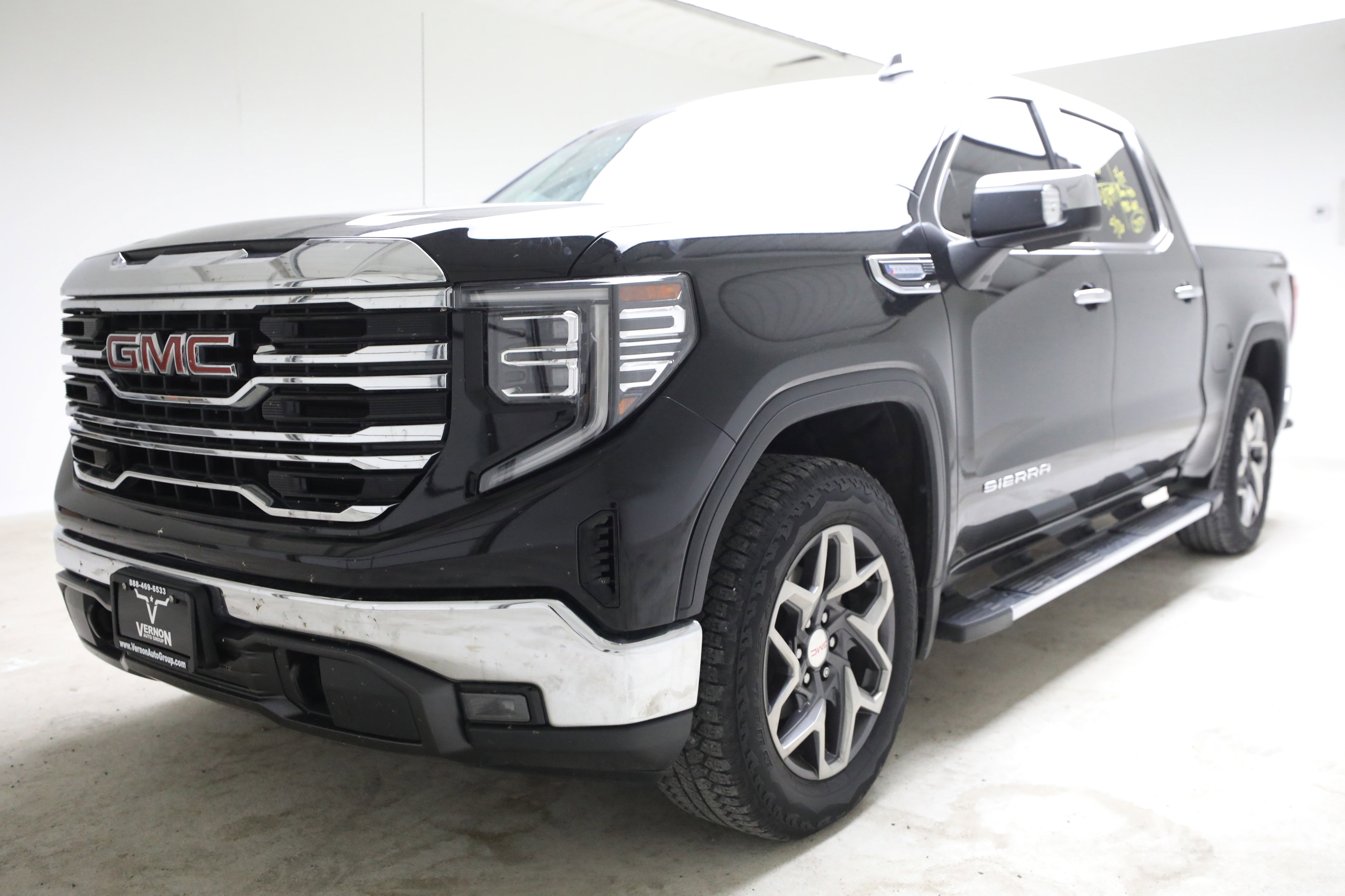 2023 GMC Sierra 4WD Crew Cab Short Box SLT's photo