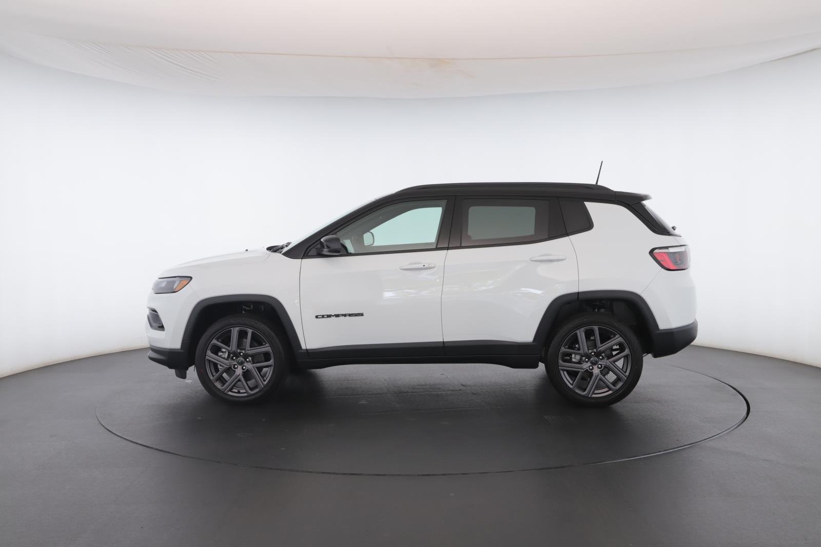 New 2026 Bright White Clear-Coat Exterior Paint Jeep Limited Altitude 4x4 image 19