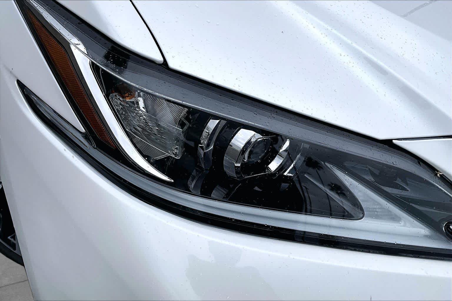 Used 2024 Eminent White Pearl Lexus  image 28