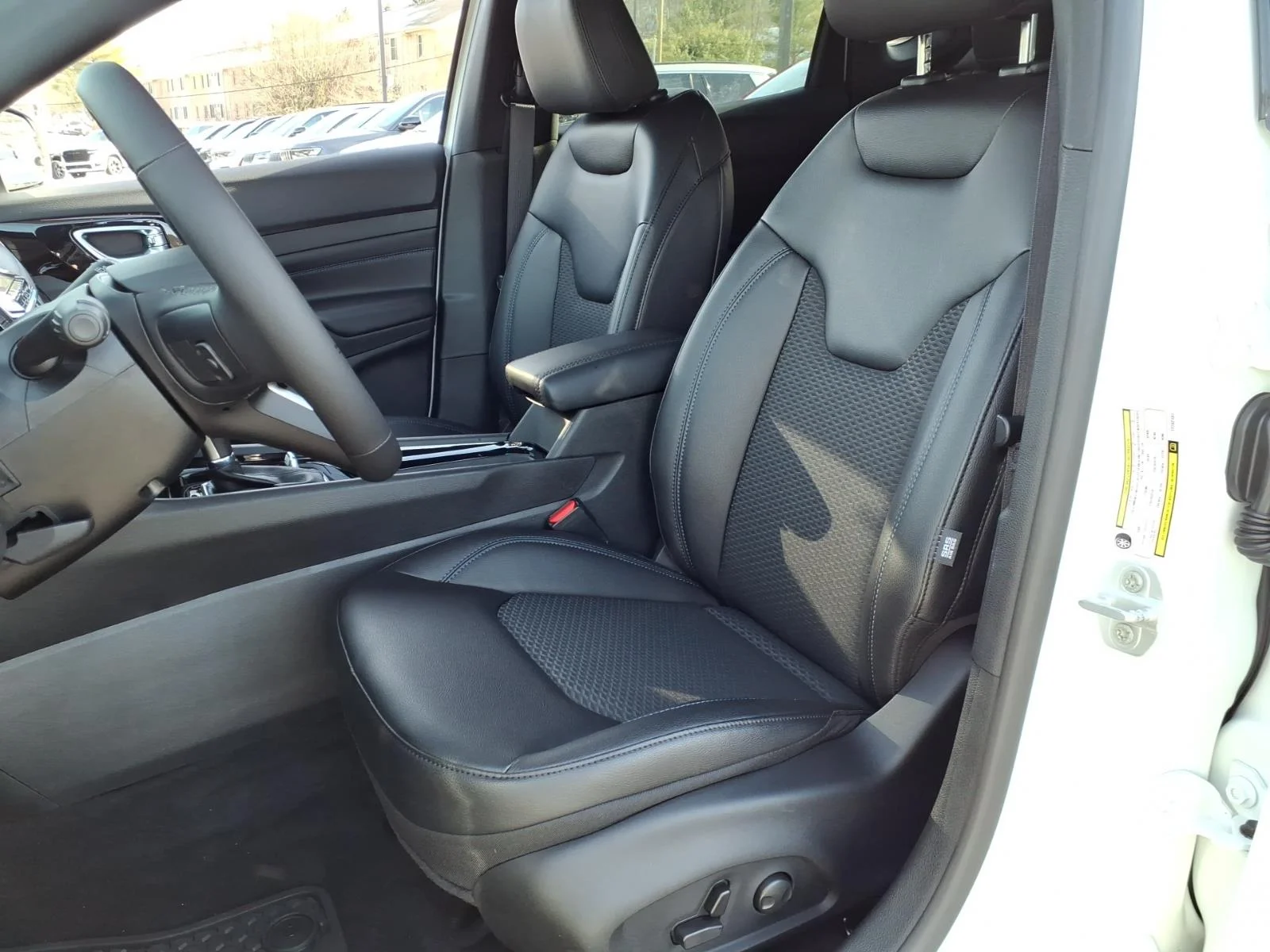 New 2026 Bright White Clearcoat Jeep Latitude image 4