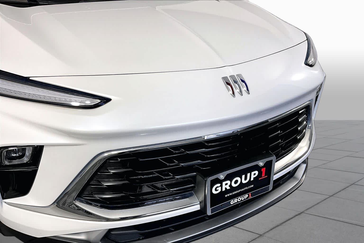 Used 2024 White Frost Tricoat Buick Preferred image 28