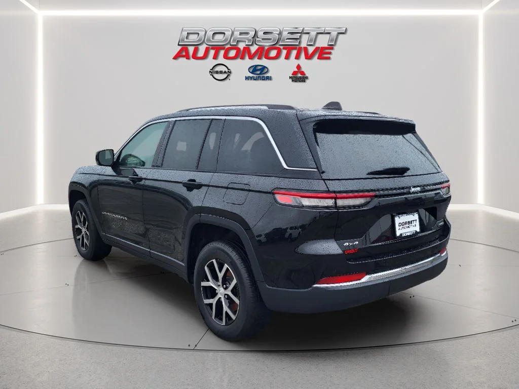 Used 2023 Diamond Black Crystal Pearlcoat Jeep Limited image 8