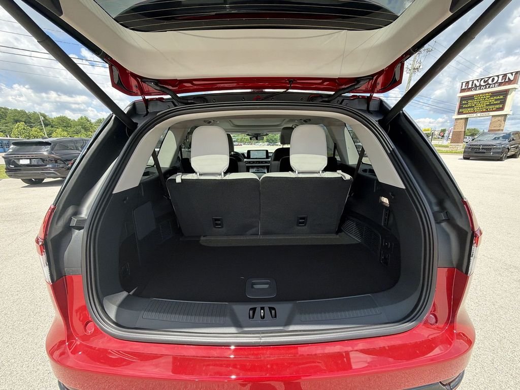 New 2026 Red Lincoln Premiere image 25