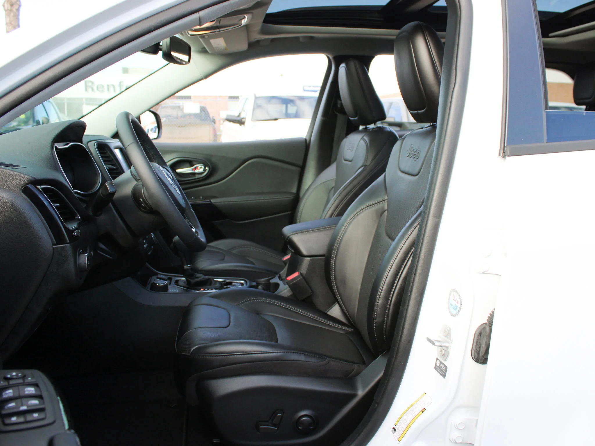Certified Used 2023 White Jeep Altitude * 2.4L MultiAir | Heated/Vented Seats | Panoramic Sunroof | Apple CarPlay | Adaptive Cruise image 3