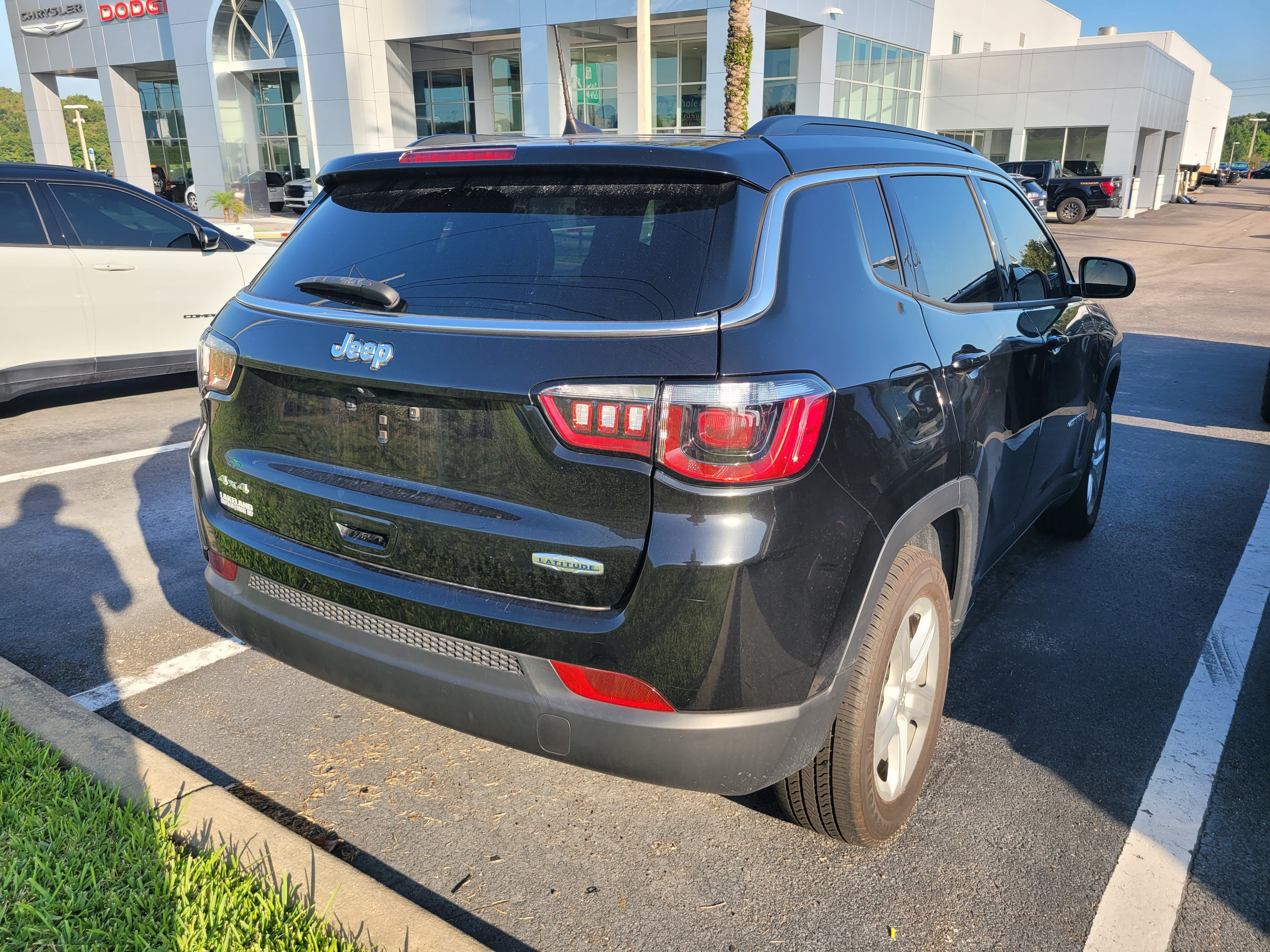 Used 2023 Diamond Black Crystal Pearlcoat Jeep Latitude image 4
